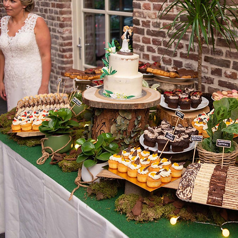 Dessertbuffet op een huwelijksfeest