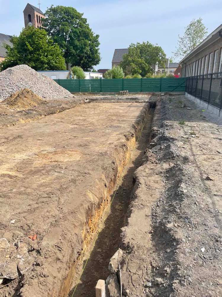 Uitgraven en gieten funderingen +gieten betonplaat regenputten + gieten en polieren van betonplaat c