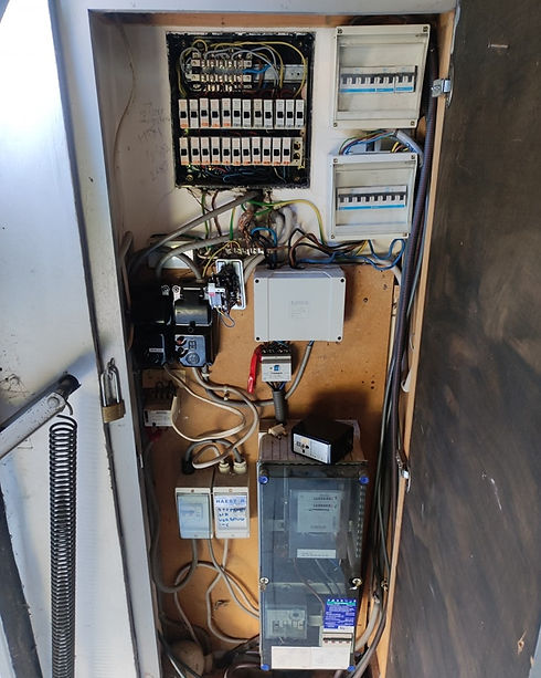 Elektrisch bord met draden