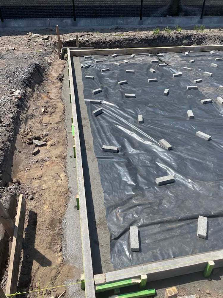 Uitgraven en gieten funderingen +gieten betonplaat regenputten + gieten en polieren van betonplaat c