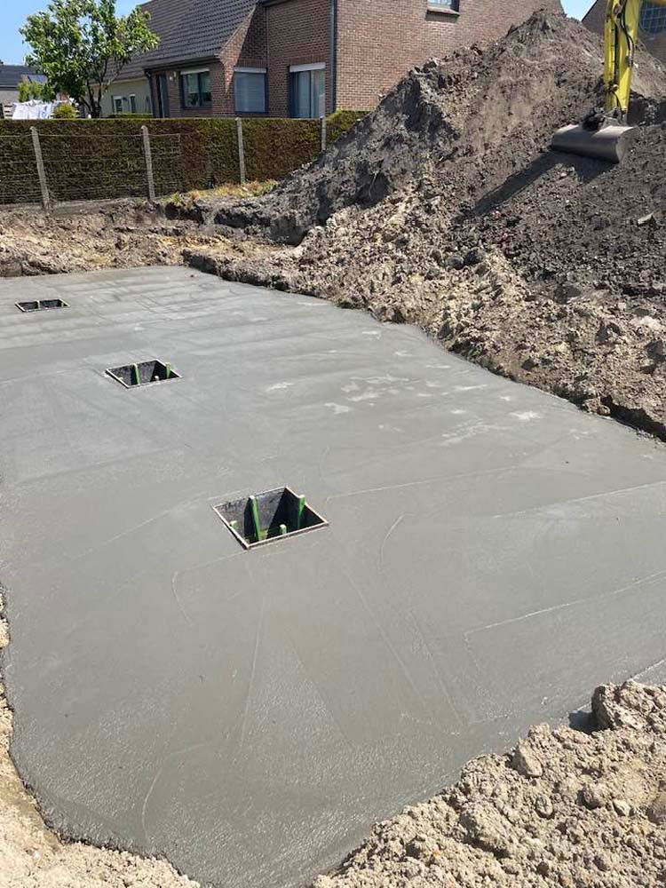 Uitgraven en gieten funderingen +gieten betonplaat regenputten + gieten en polieren van betonplaat c