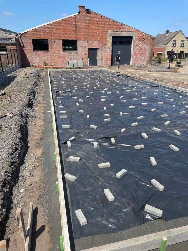 Uitgraven en gieten funderingen +gieten betonplaat regenputten + gieten en polieren van betonplaat c