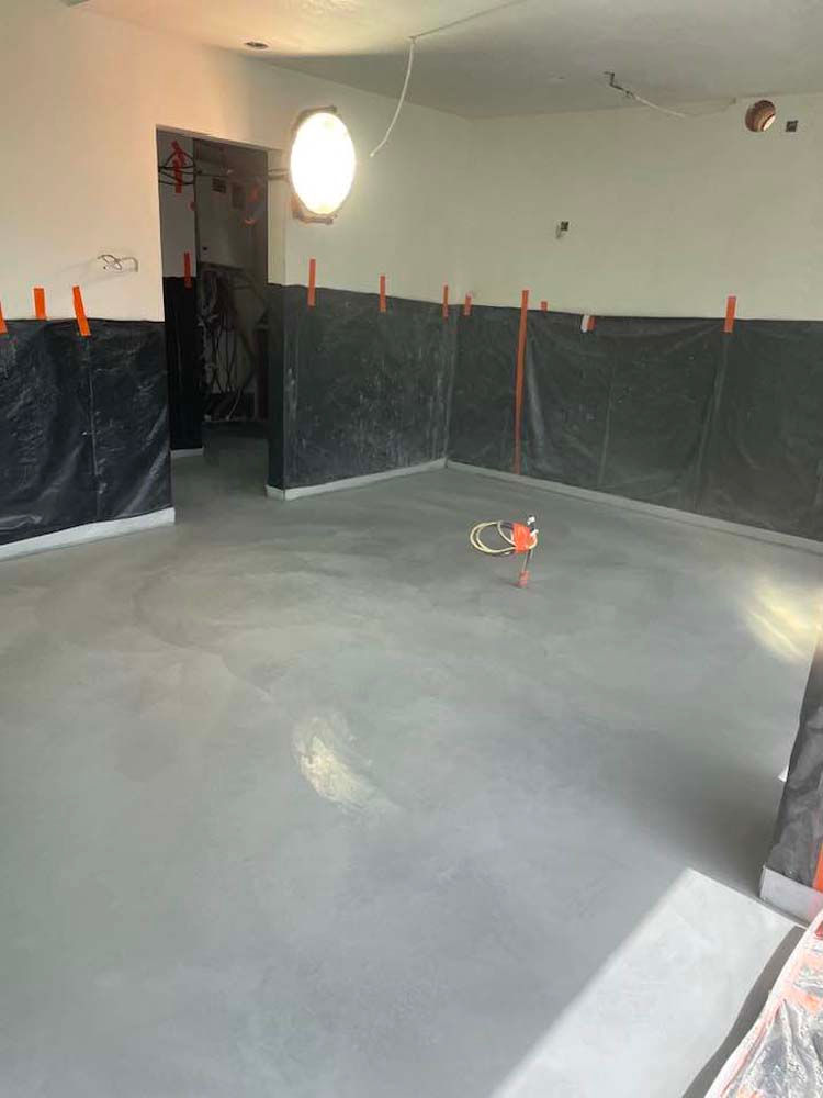 Gepolierde beton binnen en buiten kleur gebroken wit. Werf Brugge