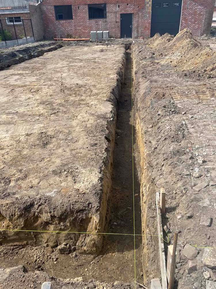 Uitgraven en gieten funderingen +gieten betonplaat regenputten + gieten en polieren van betonplaat c