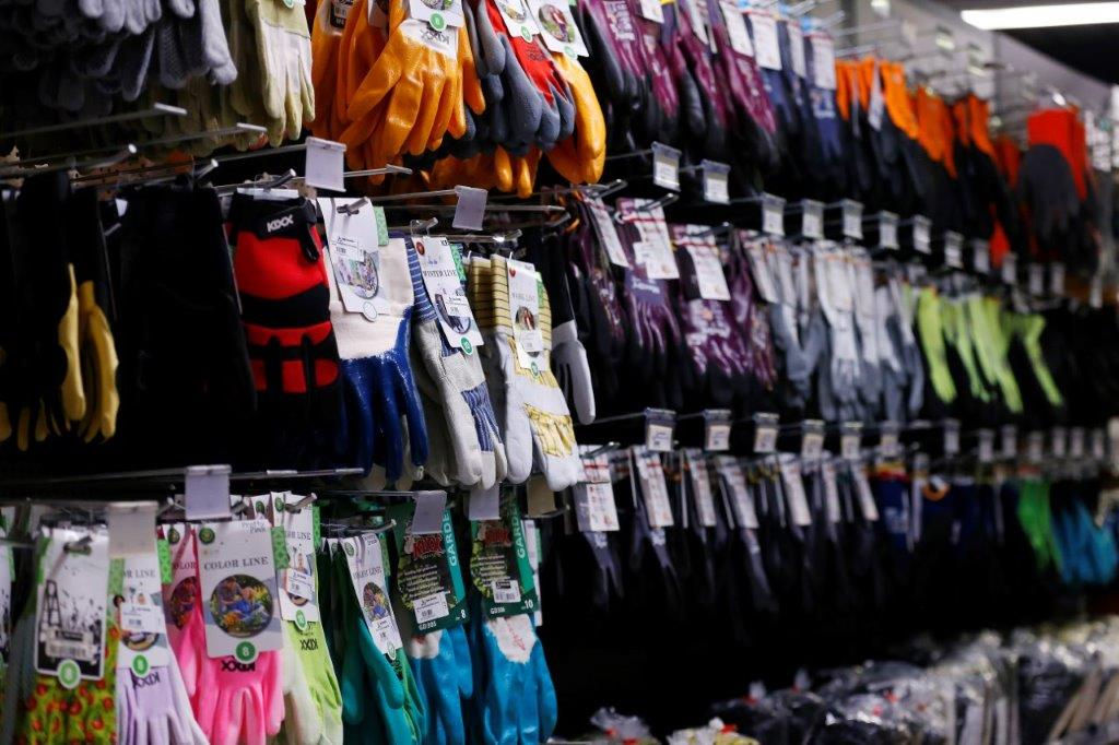 Rekken met werkhandschoenen in de winkel
