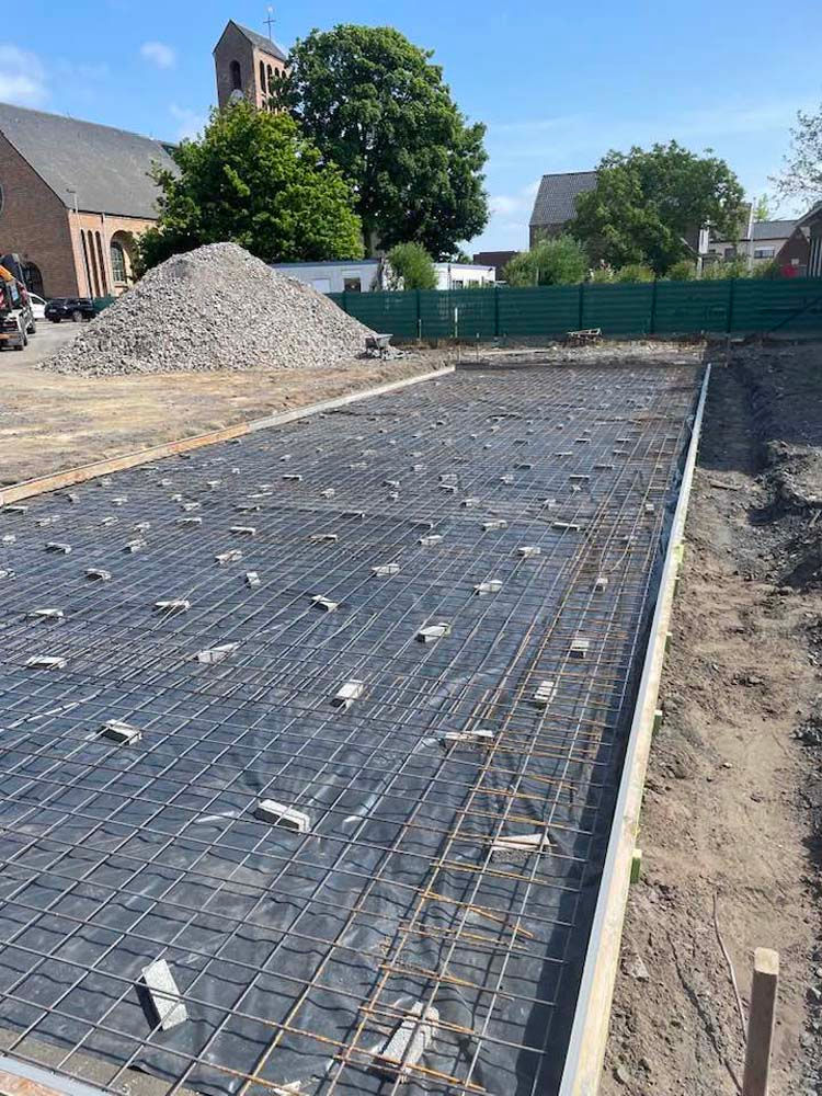 Uitgraven en gieten funderingen +gieten betonplaat regenputten + gieten en polieren van betonplaat c