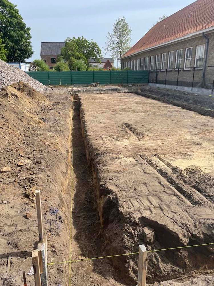 Uitgraven en gieten funderingen +gieten betonplaat regenputten + gieten en polieren van betonplaat c