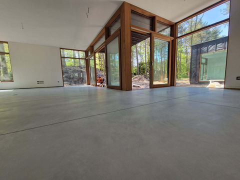 Interieur betonvloer in gepolierde beton/polybeton