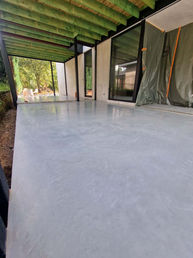 Polybeton of gepolierde beton