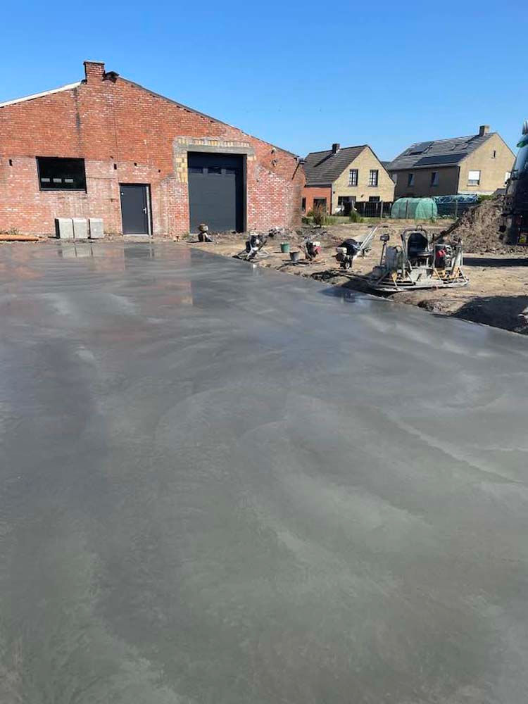 Uitgraven en gieten funderingen +gieten betonplaat regenputten + gieten en polieren van betonplaat c