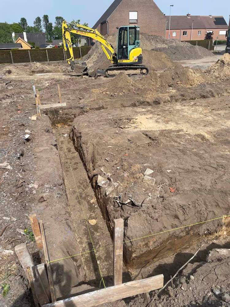Uitgraven en gieten funderingen +gieten betonplaat regenputten + gieten en polieren van betonplaat c