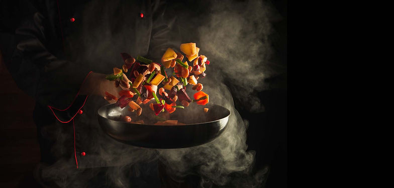 De chef-kok maakt een gerecht klaar