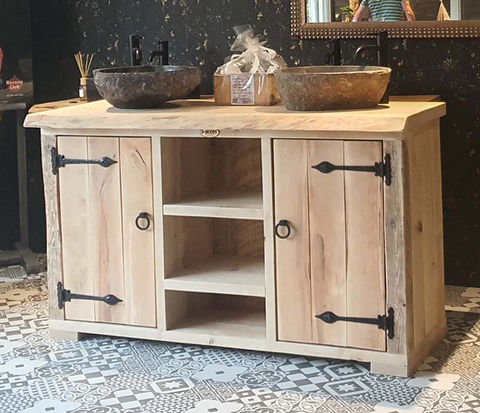 dubbele lavabo met decoratie