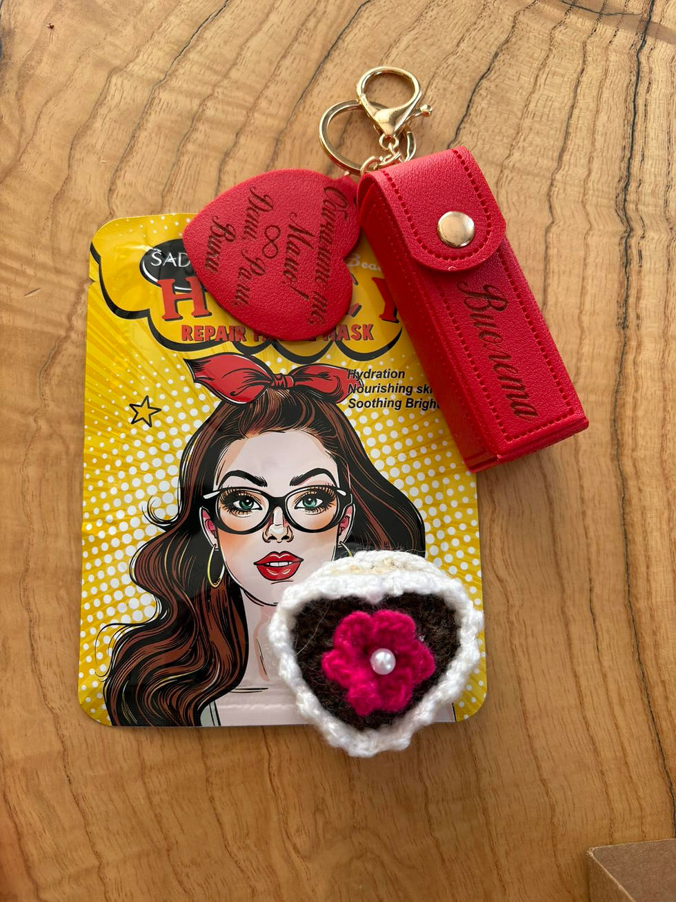 подарък кутия изненада 8 март празник мама майка персонализиран калъф червило аксесаоар с име гравиран жена оригинален за нея