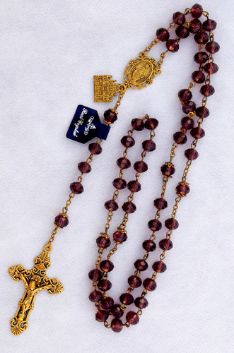Rosario con grani di cristallo rosso e immagine di Gesù - Italia Rosario con grani di cristallo rosso e immagine di Gesù - Italia