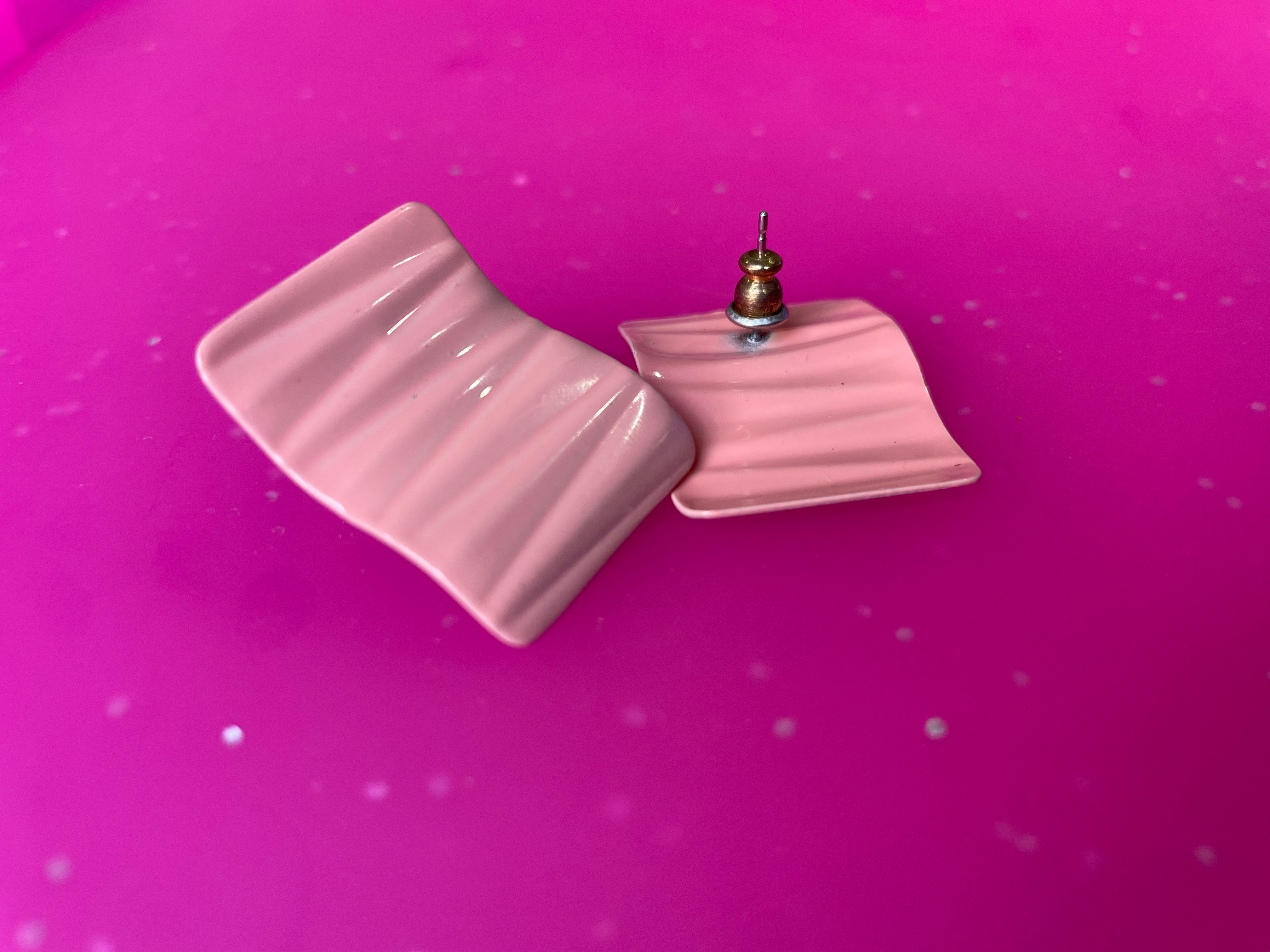 Ron Chudy Collection - Blush Wave Earrings ๐