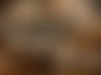 Geleneksel tıraş ritüelini simgeleyen tıraş sabunu, köpüklü fırça ve ustura ile hazırlanmış klasik tıraş sahnesi.