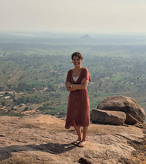 Becky kwenye Kagulu Rock.jpg