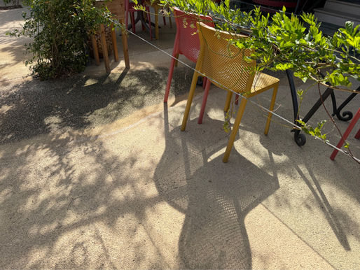 Il bar La Terrazza contro il cemento (che non è cemento) previsto nella piazza, ma il loro davanti al bar (che invece è davvero cemento)?