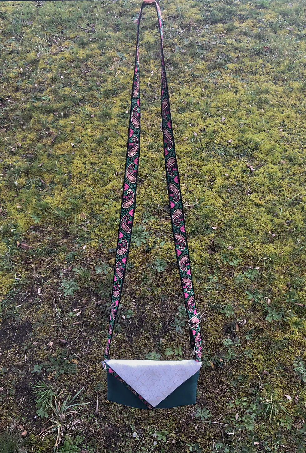 Pochette bandoulière bleu canard et blanche à motifs