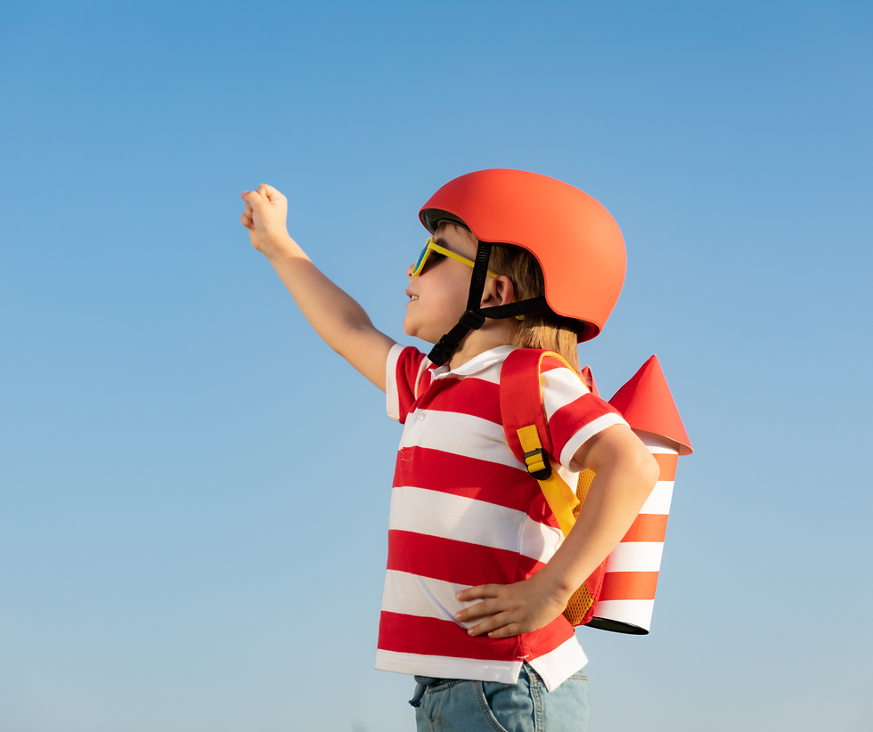 Garçon en casque orange et lunettes, bras levé, avec sac à dos, sur fond de ciel bleu.