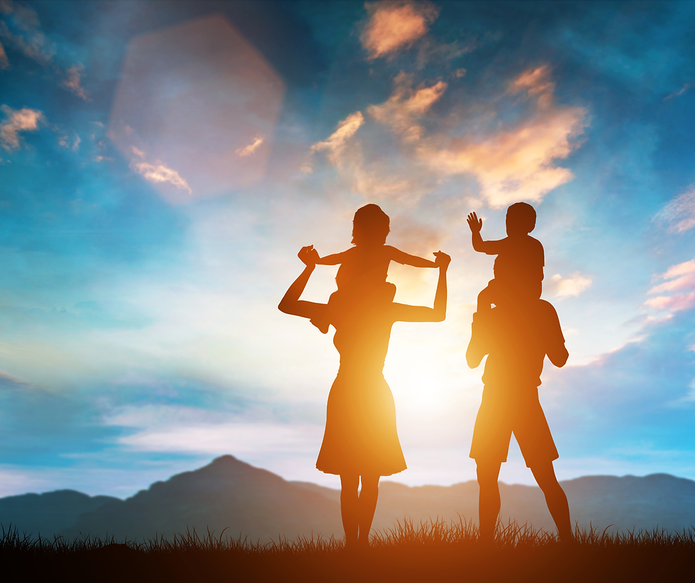 Deux parents et deux enfants joyeux devant un soleil et un ciel coloré.