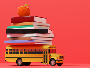Pomme sur une pile de livres au-dessus d’un bus scolaire jaune, fond rouge
