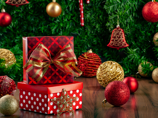 Cadeaux entourés de boules de noël