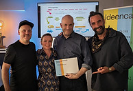 Stephan Schweiger, Ivana Scharf, Thomas Heskia und Christof Brockhoff mit dem Wirkungsbericht 2023 der Ideenkanal Stiftung