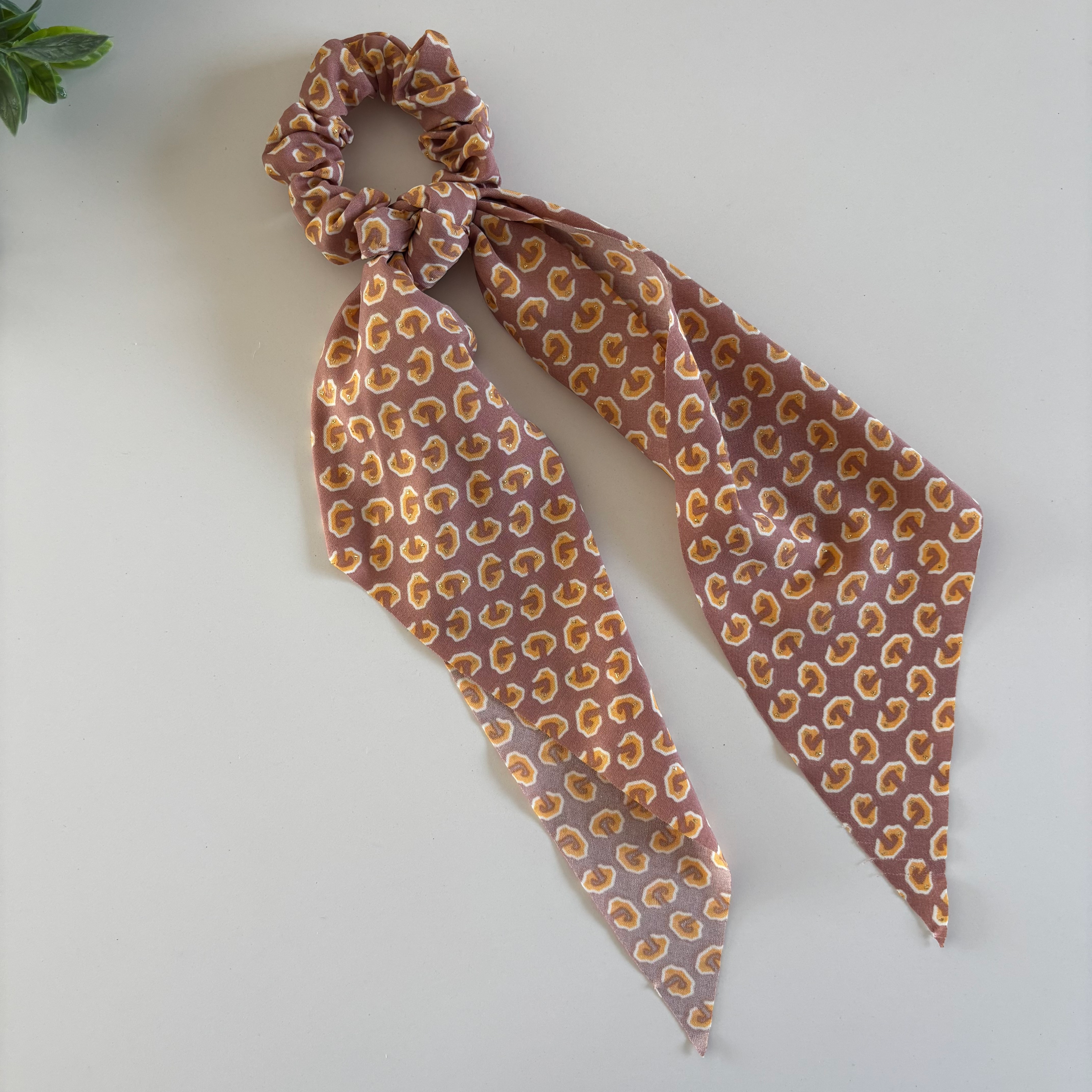 Chouchou “Terracotta” – Chouchou à rubans vieux rose & ocre