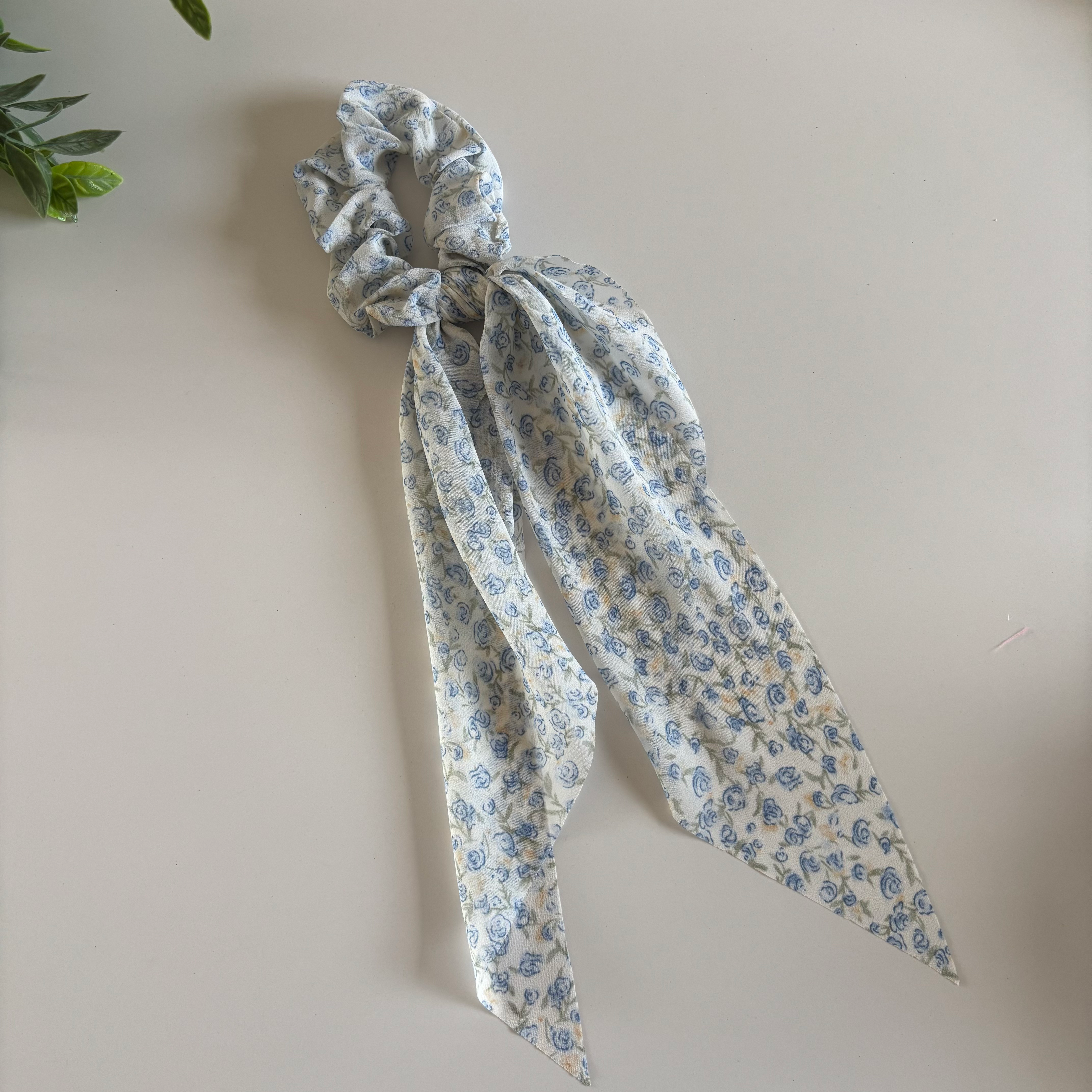 Chouchou “Bleu Porcelaine” – Chouchou à rubans fleuri bleu