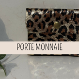 Affirmez votre style avec notre collection Sauvage, une gamme de porte-monnaie au caractère audacieux inspirée par l’élégance animale. Motifs léopard, textures sauvages et détails soigneusement choisis se mêlent pour créer des accessoires à la fois tendance et pratiques. Haute qualité, en cuir de vachette.

