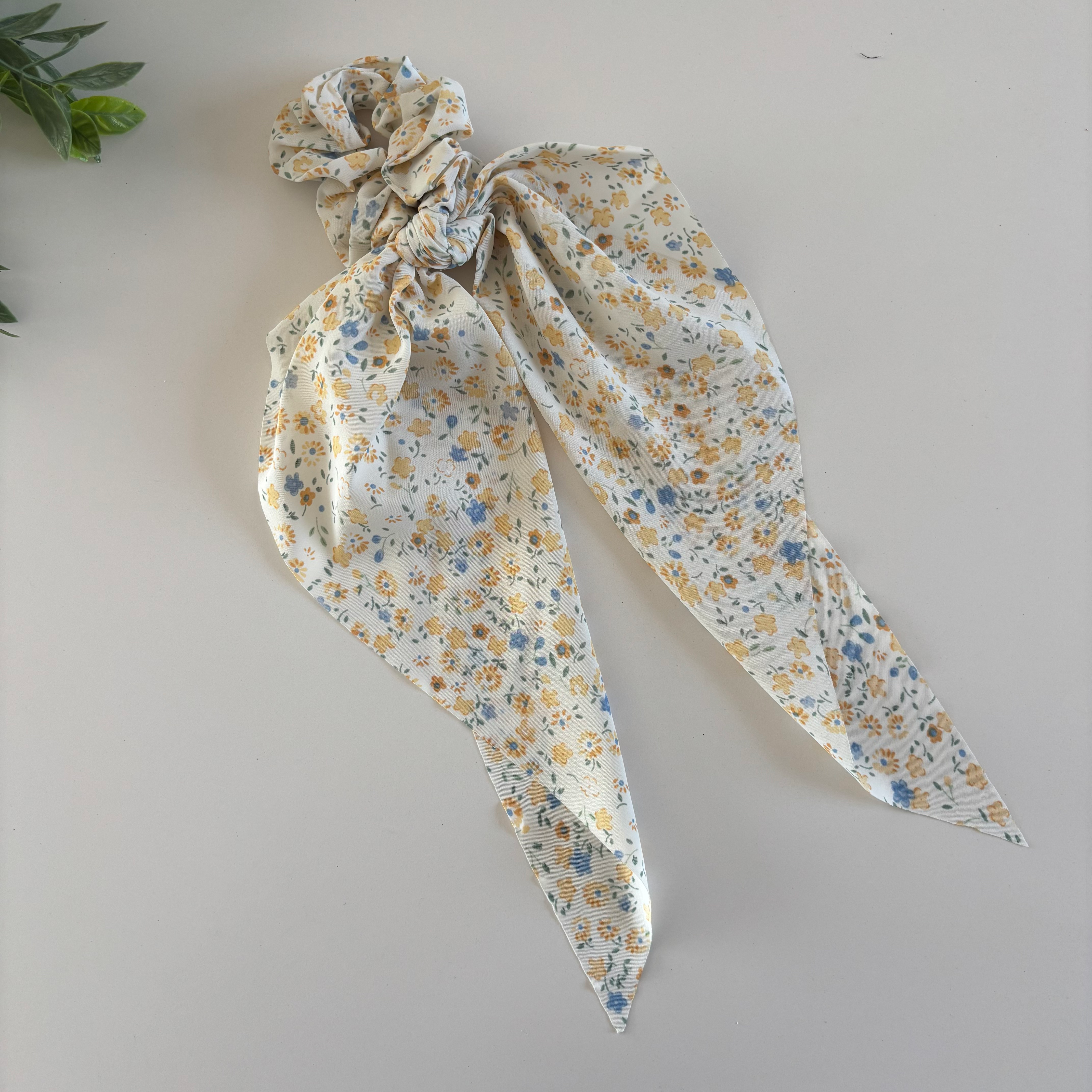 Chouchou “Marguerite Bleue” – Chouchou à rubans fleuri jaune & bleu