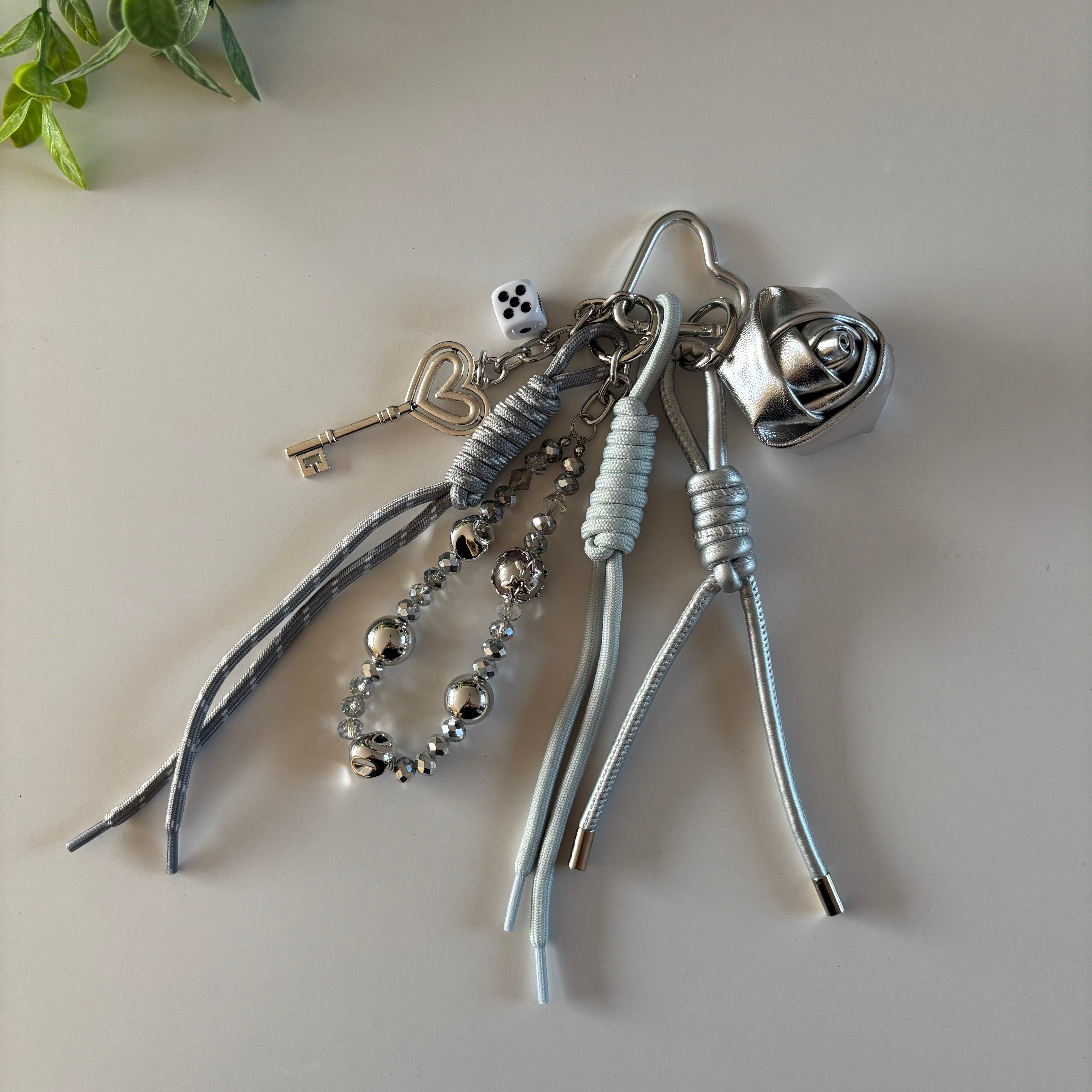 Porte-clés bijou de sac argent & gris “Silver Rose” | Rose, clé & perles