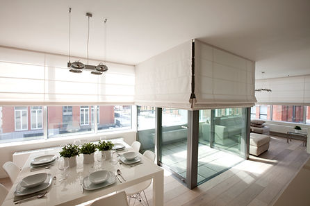 Diaz_vouwgordijnen_ongevoerde licht beige vouwgordijnen_appartement met grote ramen.jpg