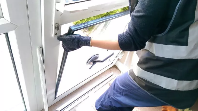 c99a666534024218911cefff1c5e58cd.emergency-glazier-in-sydney-working-on-a-window.webp