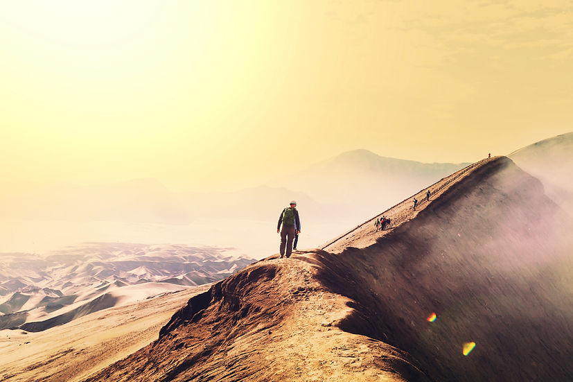 Mennesker på vandring mot sitt mål