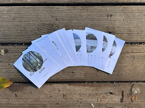 Tischkalender 2026 – aufgefächert mit zwölf lichtvollen Monatskarten.jpg