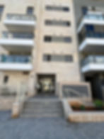 חזית בניין נקי ומסודר - שירותי ניקיון ותחזוקה לבנייני מגורים.