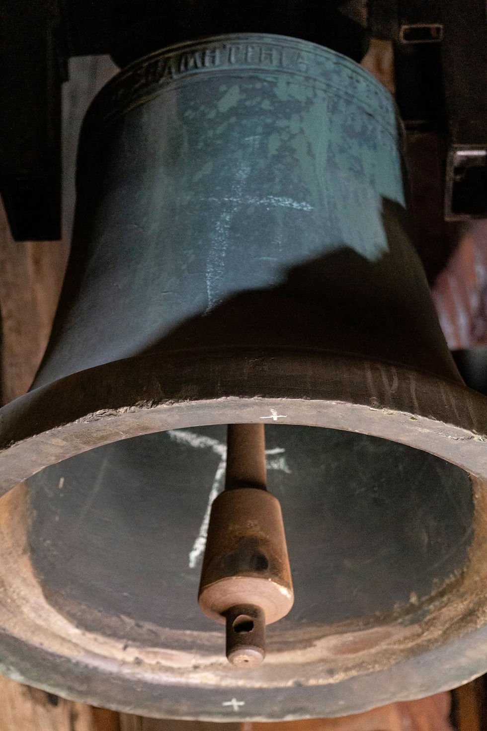 Староюрский колокол Якова Скоры. Отлит в 1341 году, предположительно во Львове, и до сих пор находится на звоннице Собора Св. Юра во Львове. Это самый древний объективно датированный славянский колокол