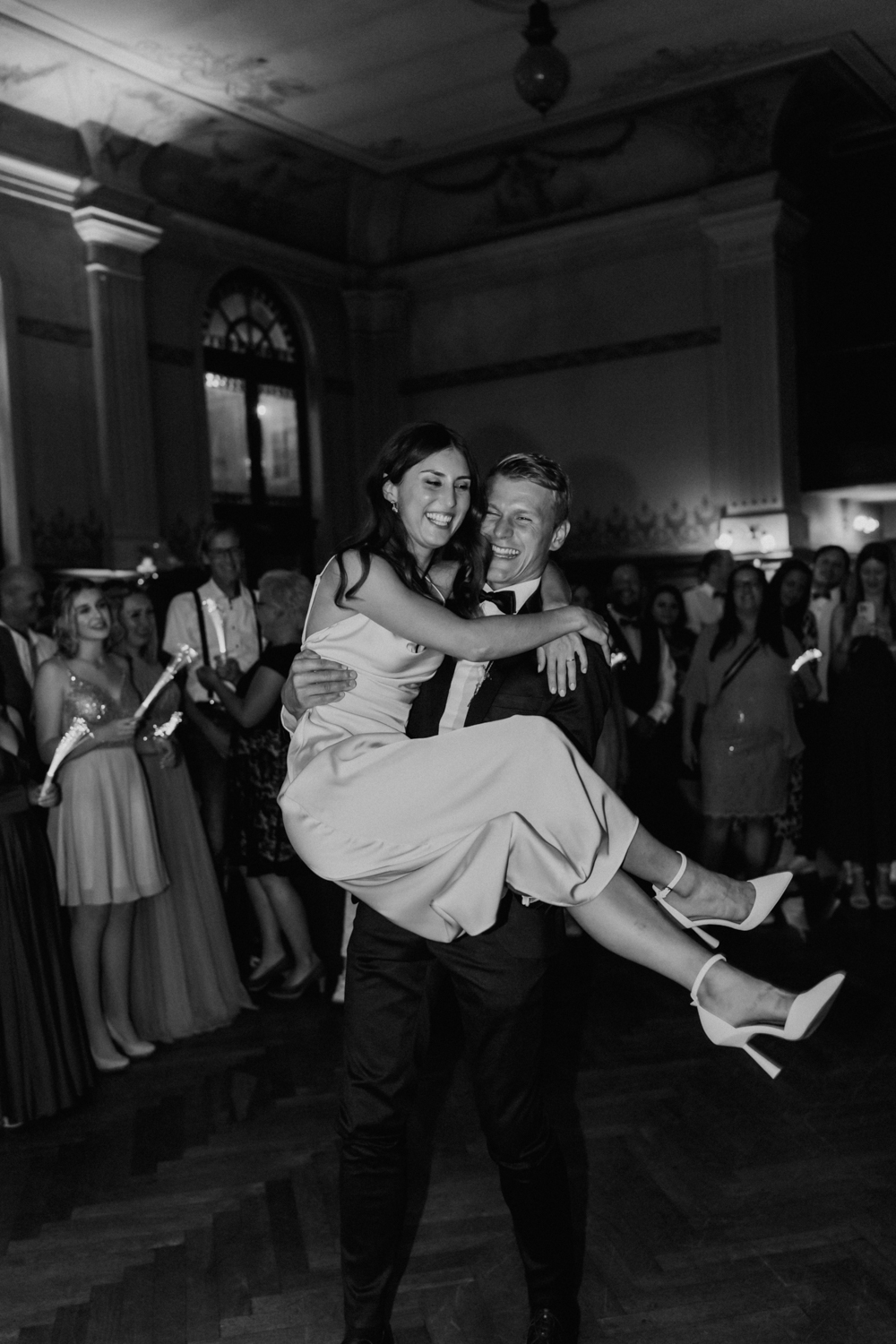 Hochzeitsfotgrafin-VonHoerzen-Fotografie-ModernWedding-Gasthof Plug-139.JPG