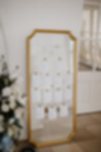 Sitzplan einer Hochzeitsgesellschaft stilvoll in einem goldenen Spiegelrahmen eingefasst