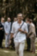 Portrait von Alex Maus mit Hochzeitsgästen im Hintergrund