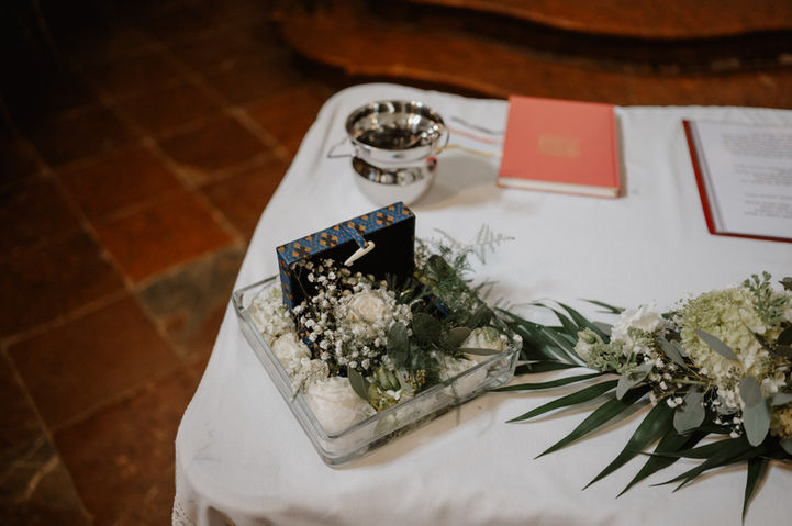 Hochzeitspapeterie und florale Dekoration auf einem kleinen Tisch