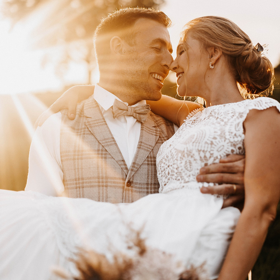 Emotionales Hochzeitsfoto im Sonnenlicht
