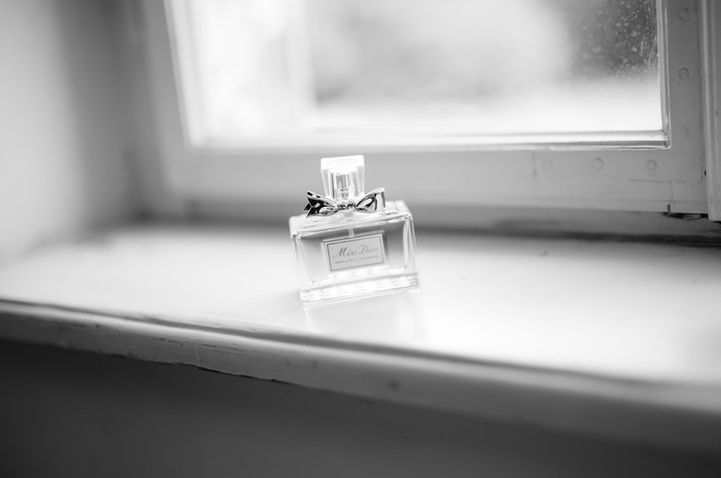 Parfumflakon auf einer Fensterbank in Schwarzweiß