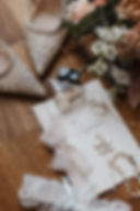 Flatlay Hochzeitspapeterie und Braut Accessoires