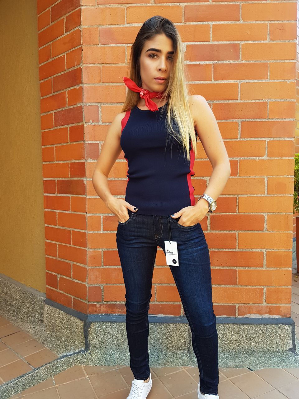 BLUSA NEGRA CON RAYA ROJA