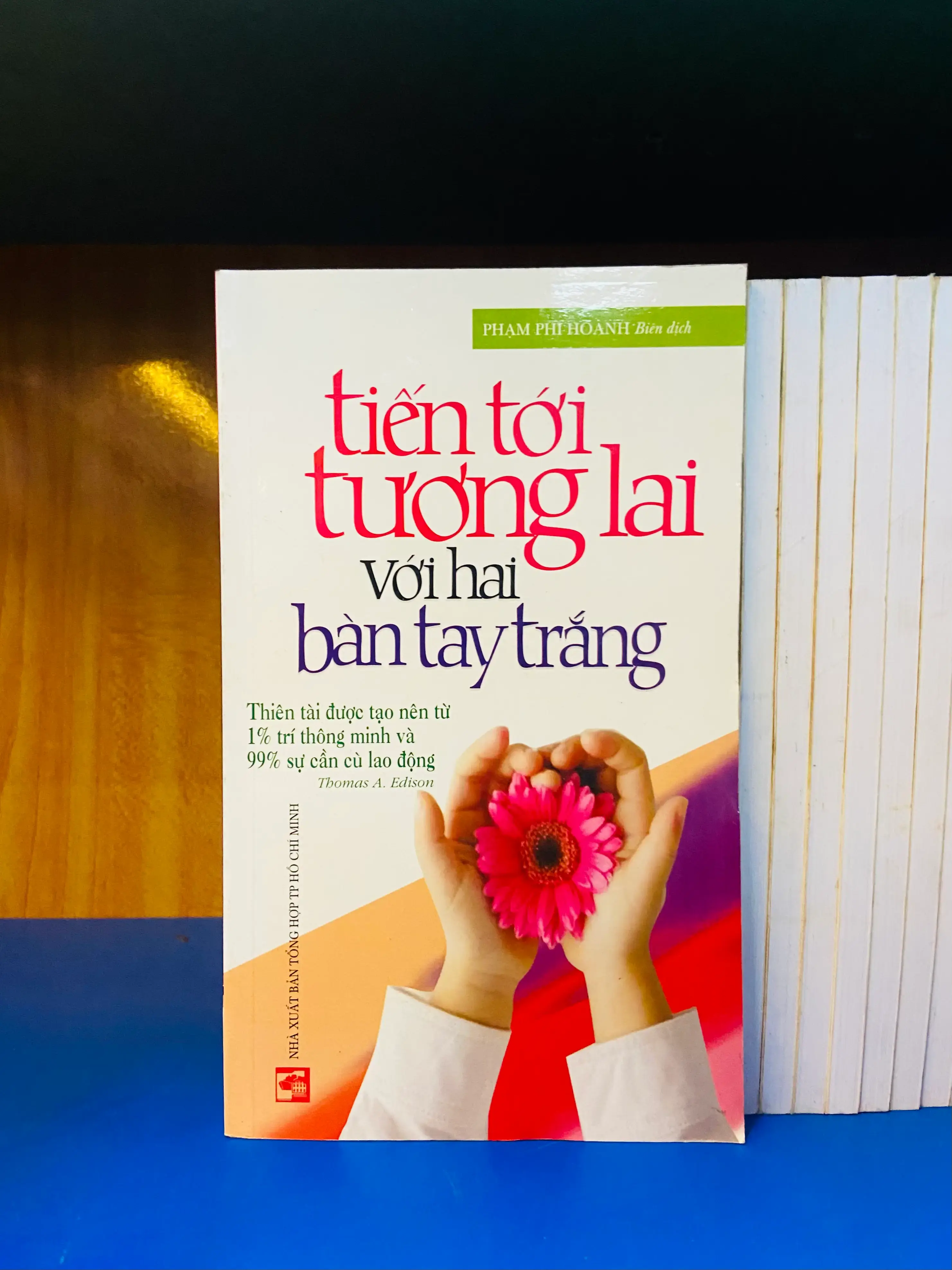 Tiến tới tương lai với hai bàn tay trắng