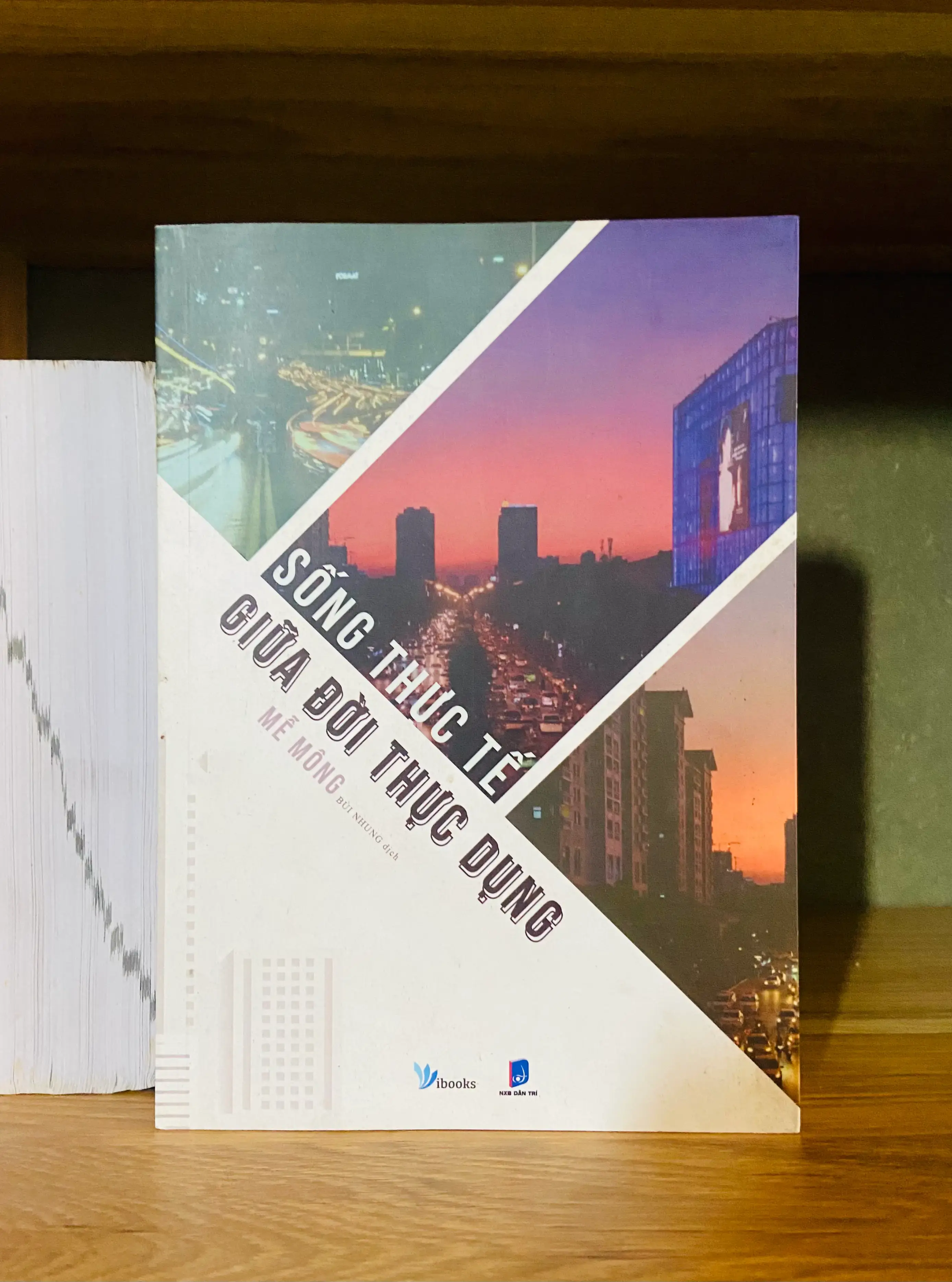 Sống thực tế giữa đời thực dụng